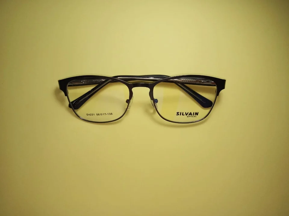SILVAIN S4231, aro negro. Fotografía del catálogo de Óptica Lacayo.