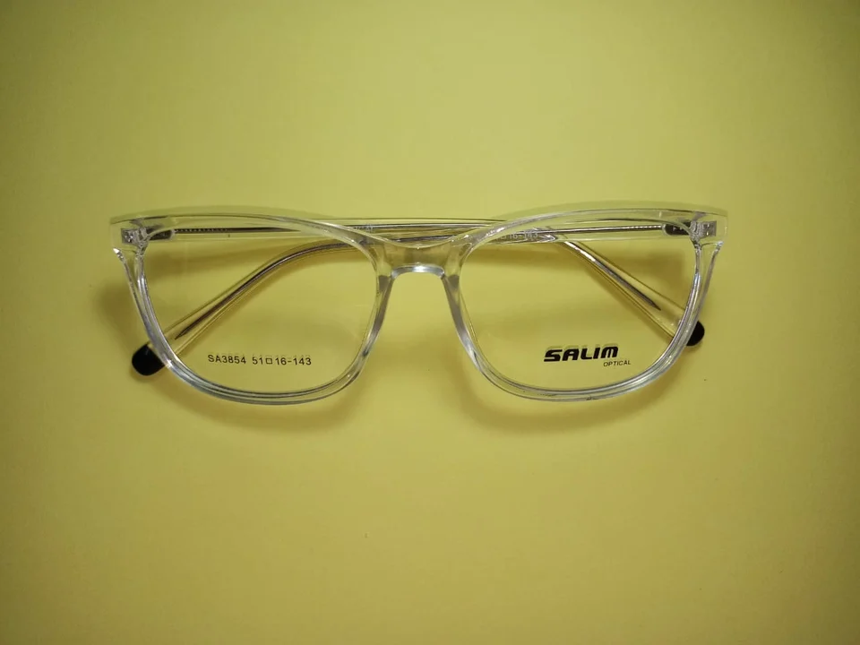 SALIM SA3854, aro transparente. Fotografía del catálogo de Óptica Lacayo.