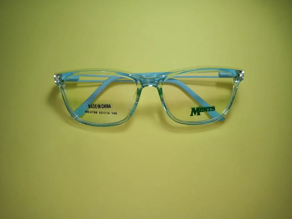 MENTS ME4788, aro transparente turquesa. Fotografía del catálogo de Óptica Lacayo.